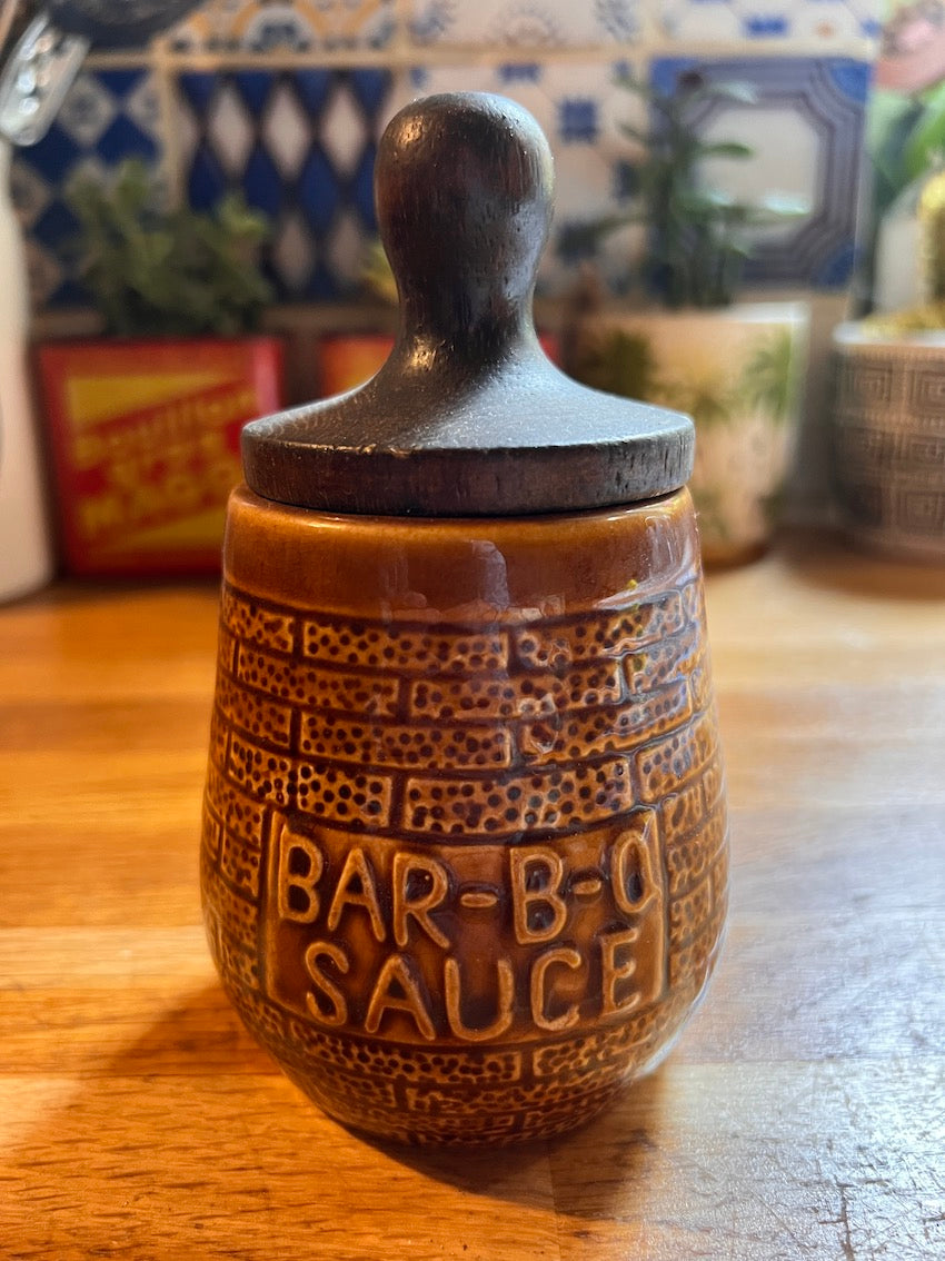 Pot vintage à sauce barbecue en céramique avec pinceau – Le Sélectionneur -  Brocante en ligne