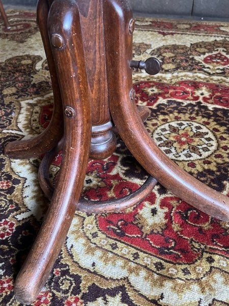 Fauteuil de barbier / coiffeur vintage Fischel en bois cintré et cannage de rotin - Début XXiéme