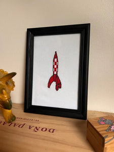 Cadre broderie / point de croix Fusée rouge et blanche - Tintin Moulinsart