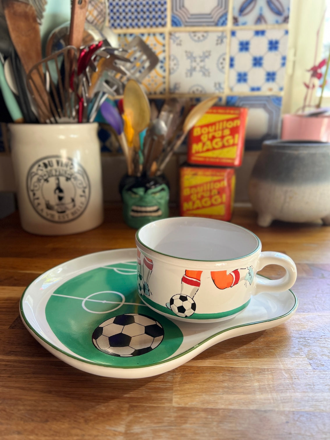 Service à petit-déjeuner vintage tasse et plateau Football - Casual Dining by MaryAnn Baker