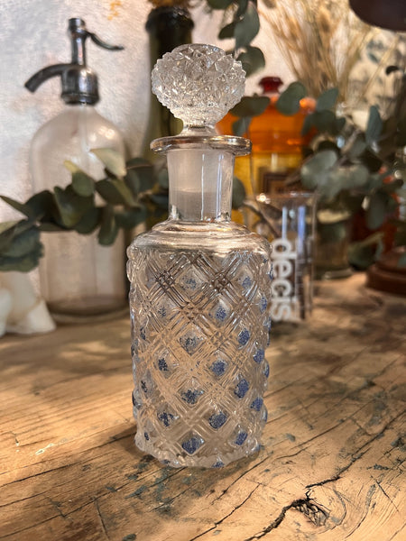 Flacon de parfum ancien au bouchon à l'émeri et décor émaillé