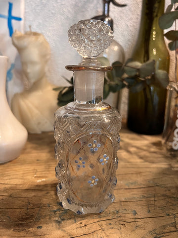 Flacon de parfum ancien au bouchon à l'émeri et décor émaillé