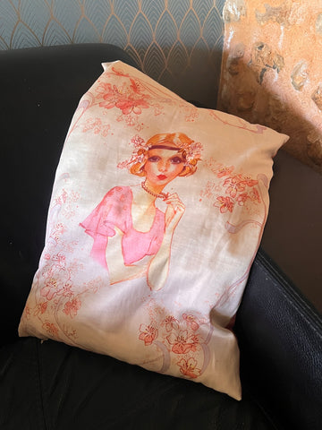 Coussin vintage Joséphine Currie en satin rose