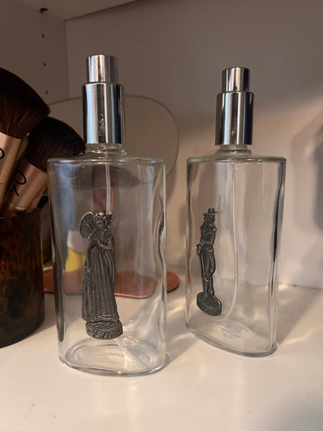 Lot de 2 vaporisateurs à parfum vintages Elle et Lui en verre et étain