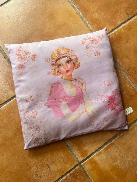 Coussin carré vintage Joséphine Currie en satin rose et violet