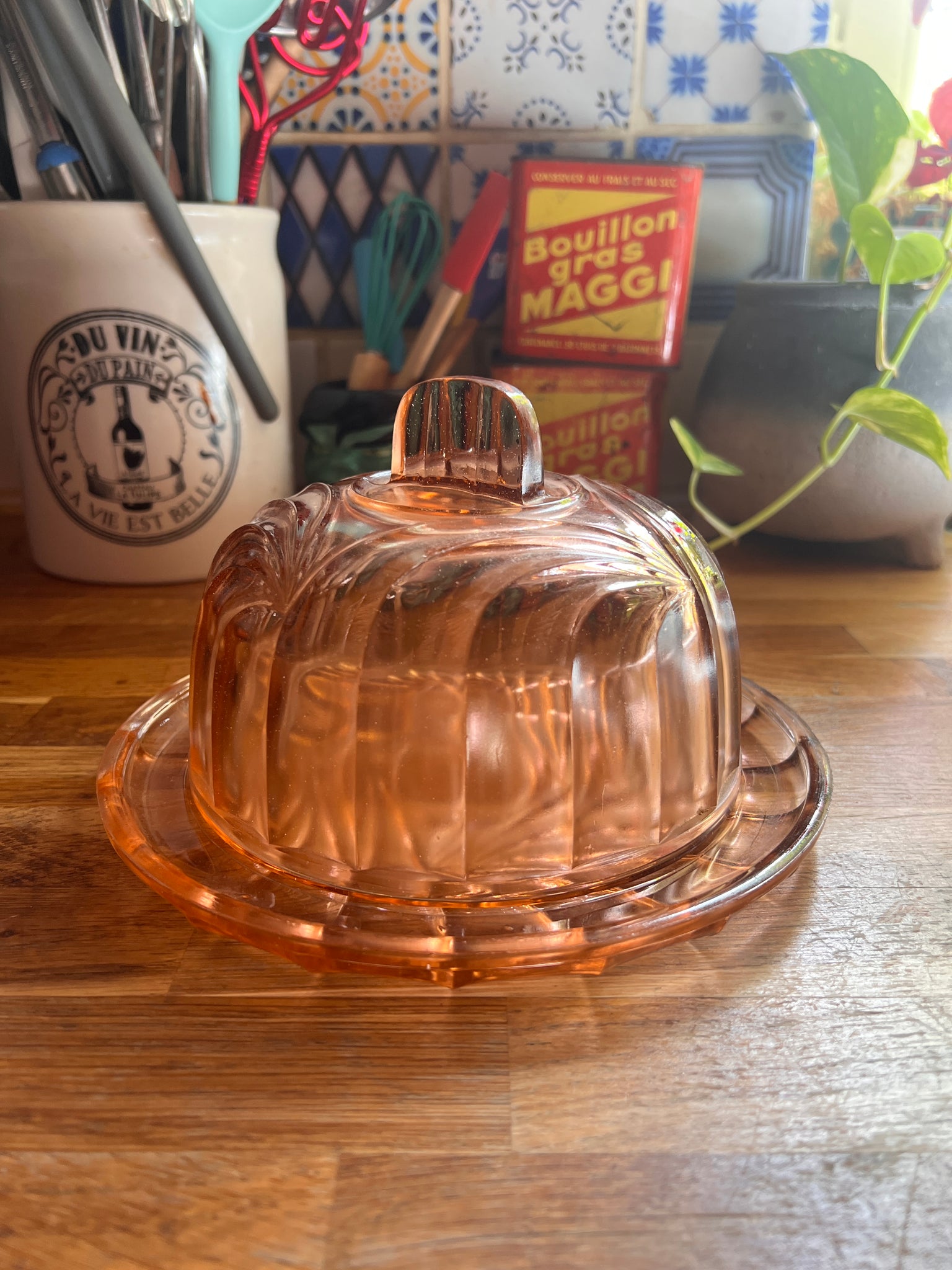 Cloche à fromage / gâteau vintage en verre rose dit rosaline - Made in France - Années 50