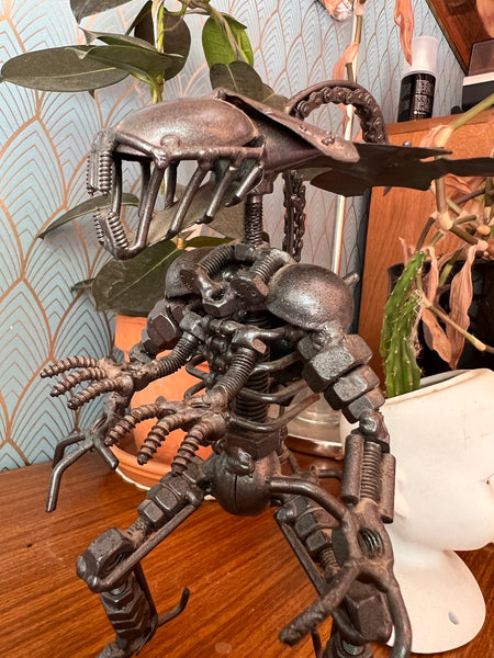 Statuette Alien vintage en boulons, vis et tiges en métal de récupération