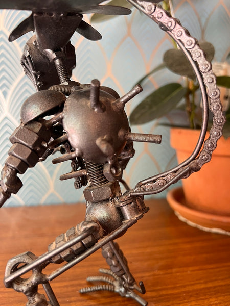 Statuette Alien vintage en boulons, vis et tiges en métal de récupération
