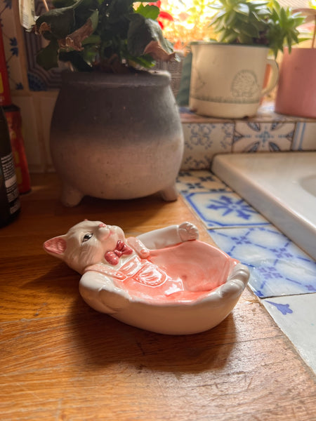 Porte-savon / éponge vintage Chat en salopette en céramique