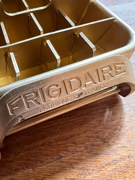 Bac à glaçons vintage Quickcube de Frigidaire doré - Années 50