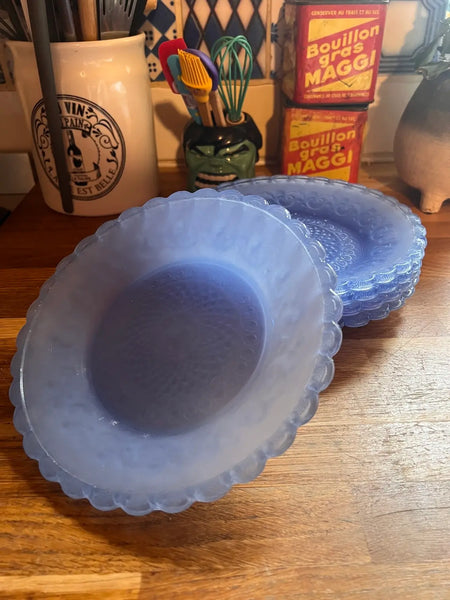 Lot de 5 assiettes vintages en verre opaque bleu