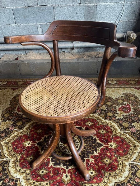 Fauteuil de barbier / coiffeur vintage Fischel en bois cintré et cannage de rotin - Début XXiéme