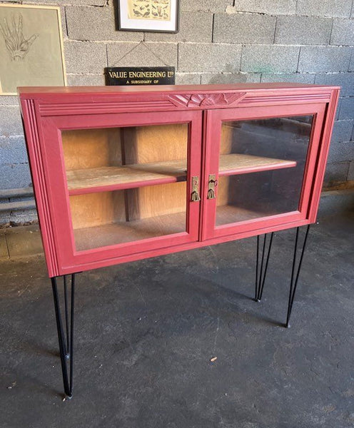 Vitrine / bibliothèque customisée / relookée sur pieds métal