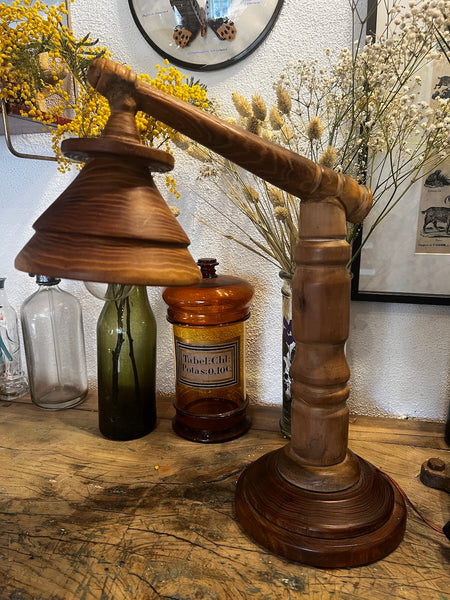 Lampe vintage à poser en bois exotique