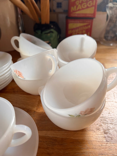 8 tasses et sous-tasses vintages en verre Arcopal France au motif de roses - Années 80