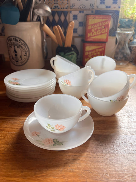 8 tasses et sous-tasses vintages en verre Arcopal France au motif de roses - Années 80