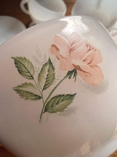 8 tasses et sous-tasses vintages en verre Arcopal France au motif de roses - Années 80