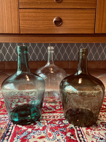 Lot de 3 dames jeannes en verre de 2 litres couleurs dépareillées