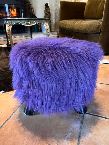 Petit tabouret / pouf en moumoute violette