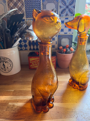 Longue carafe vintage chat en verre ambré