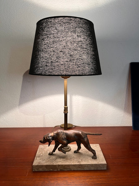 Lampe de table vintage chien de chasse en bronze, socle marbre et tube en laiton