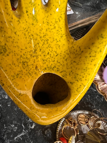 Vase / baguier BAG Fleurs en forme de main en céramique jaune moucheté - Années 70