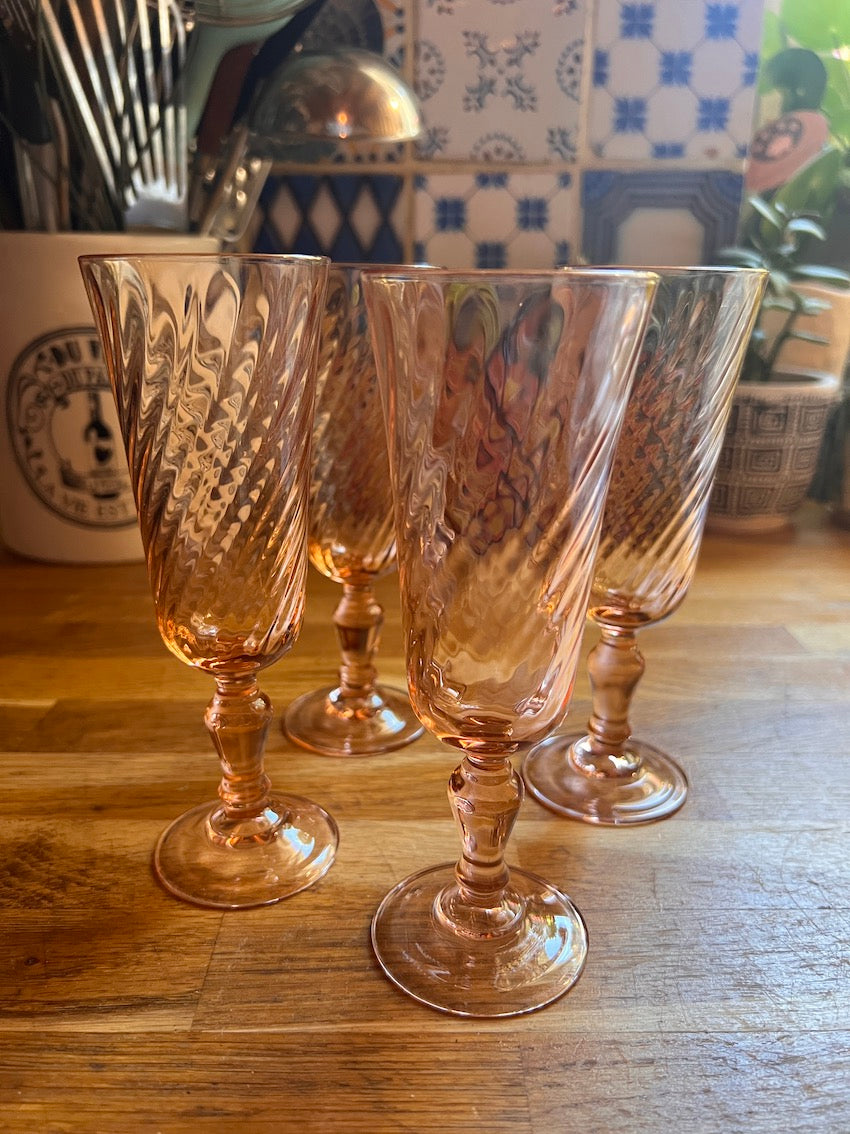 4 flûtes à champagne vintages Luminarc Rosaline en verre rose torsadé