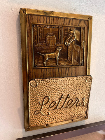 Porte-lettres / courrier mural vintage en bois et laiton repoussé