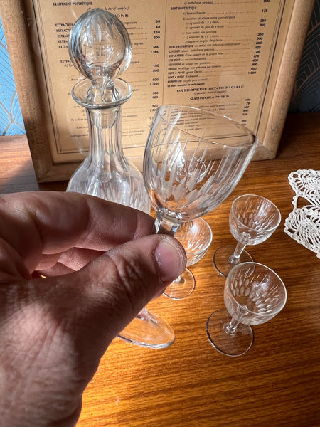 Service à liqueur vintage en cristal gravé formé d'un carafe avec bouchon et 5 verres