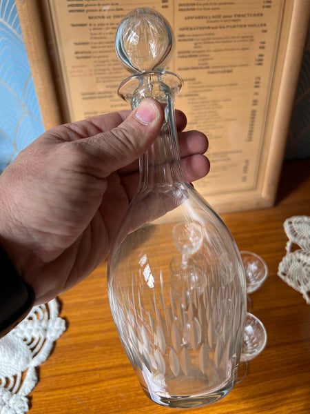 Service à liqueur vintage en cristal gravé formé d'un carafe avec bouchon et 5 verres