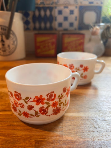 2 grandes tasses vintages en verre Arcopal Scania à fleurs oranges et roses - 1970