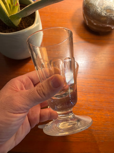 2 verres à absinthe vintages en verre soufflé et gravé en facettes